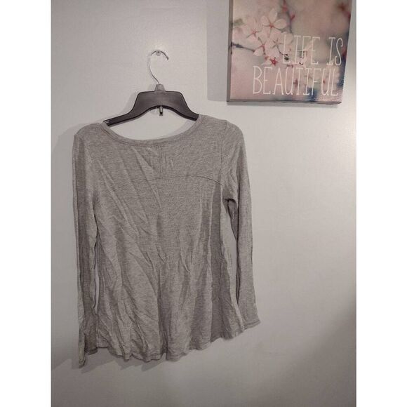 American Eagle size M Gray a long Sleeve V Neck Shirt - Picture 3 of 3